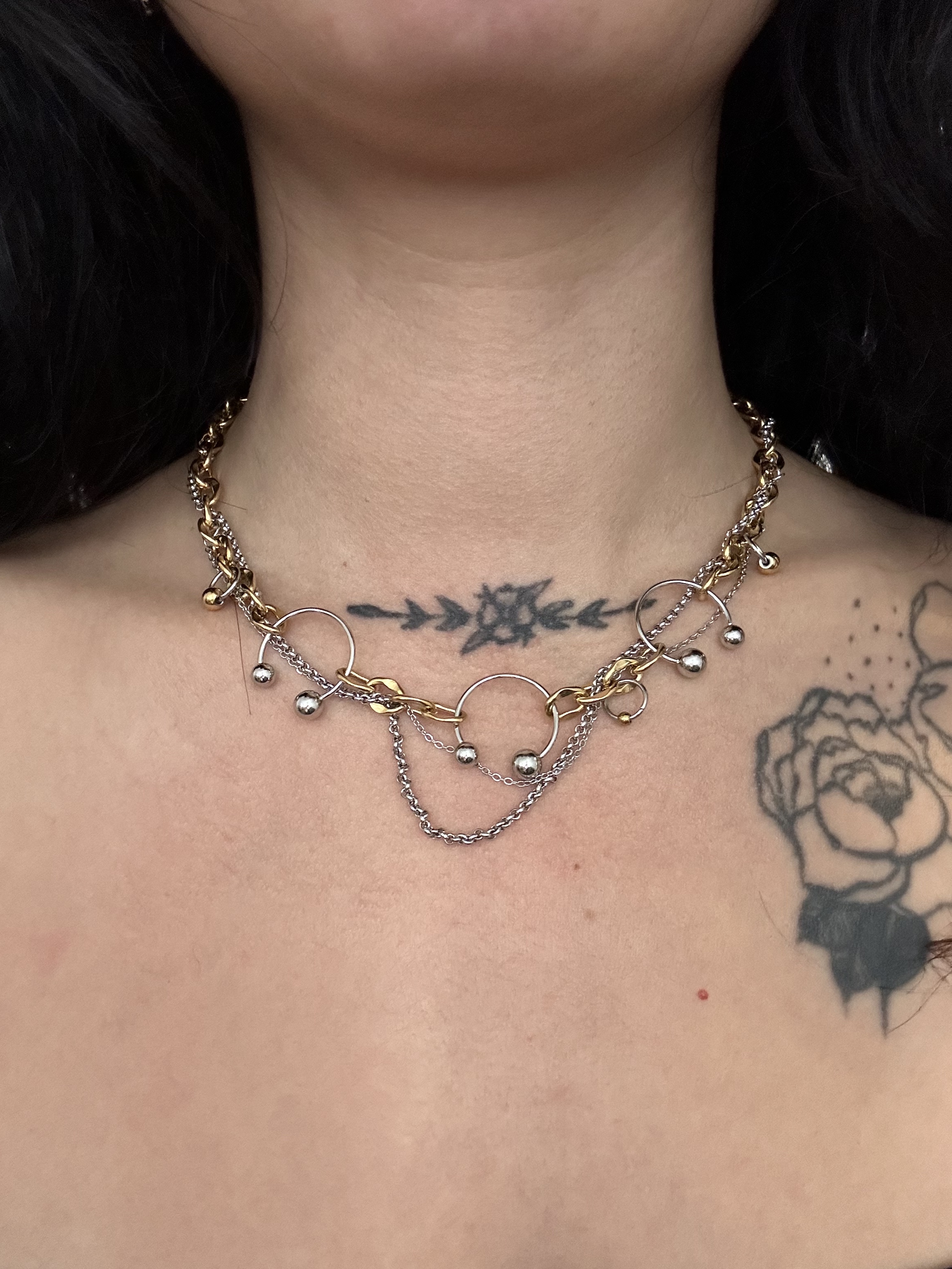 Photo du bijoux :  Collier Chaîne Dorée et Argentée avec Détails Asymétriques #6