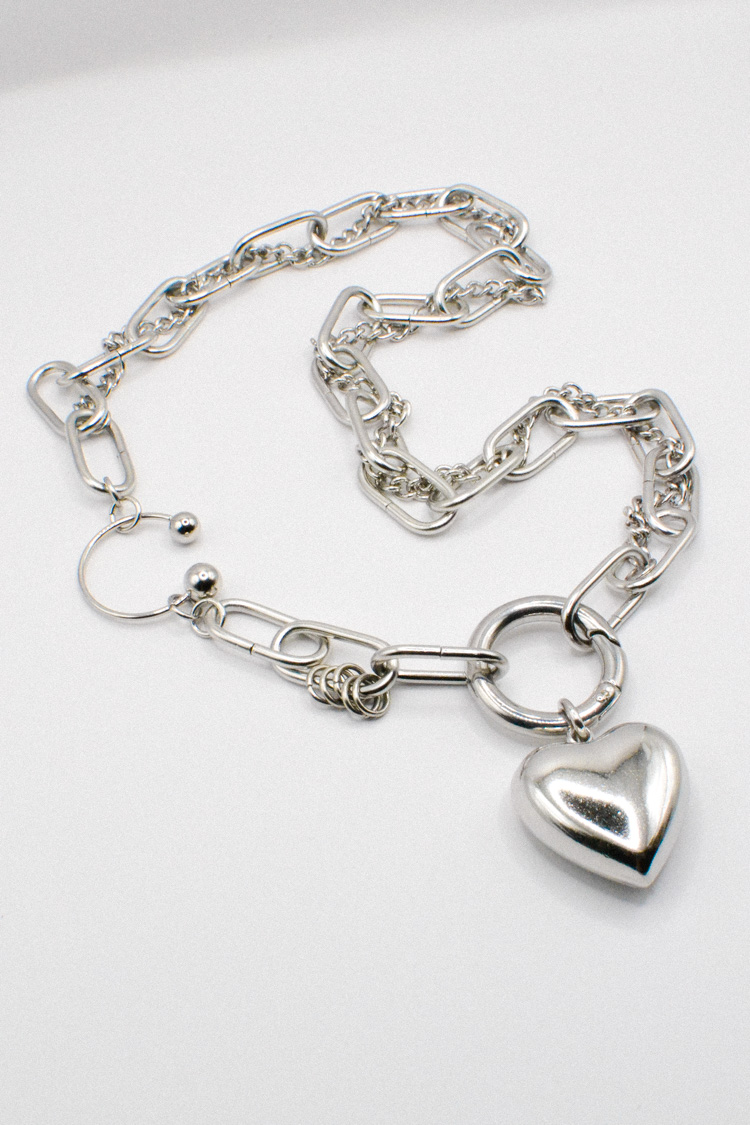 Photo du bijoux :  Collier grosse chaîne argentée et pendentif coeur #1