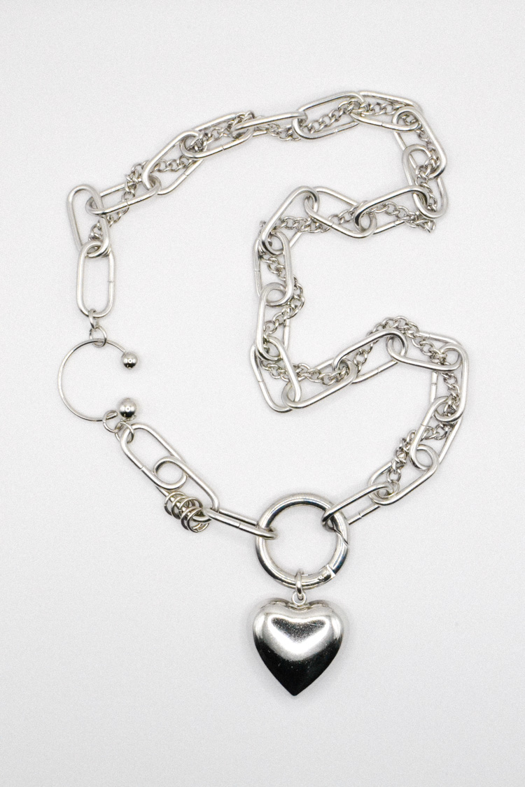 Photo du bijoux :  Collier grosse chaîne argentée et pendentif coeur #2