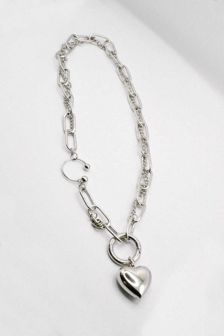 Photo du bijoux :  Collier grosse chaîne argentée et pendentif coeur #3