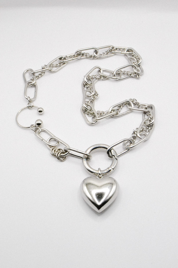 Photo du bijoux :  Collier grosse chaîne argentée et pendentif coeur #4