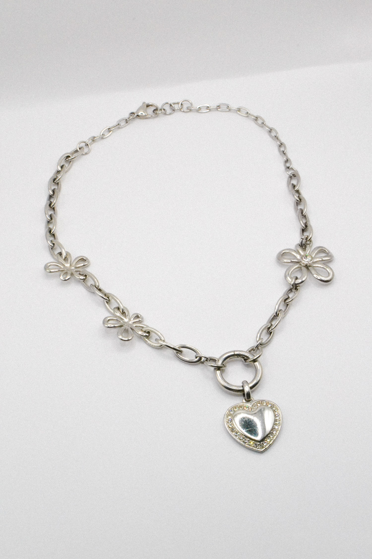 Photo du bijoux :  Collier upcyclé pendentif coeur strass et chaînes avec fleurs - Pièce unique #1