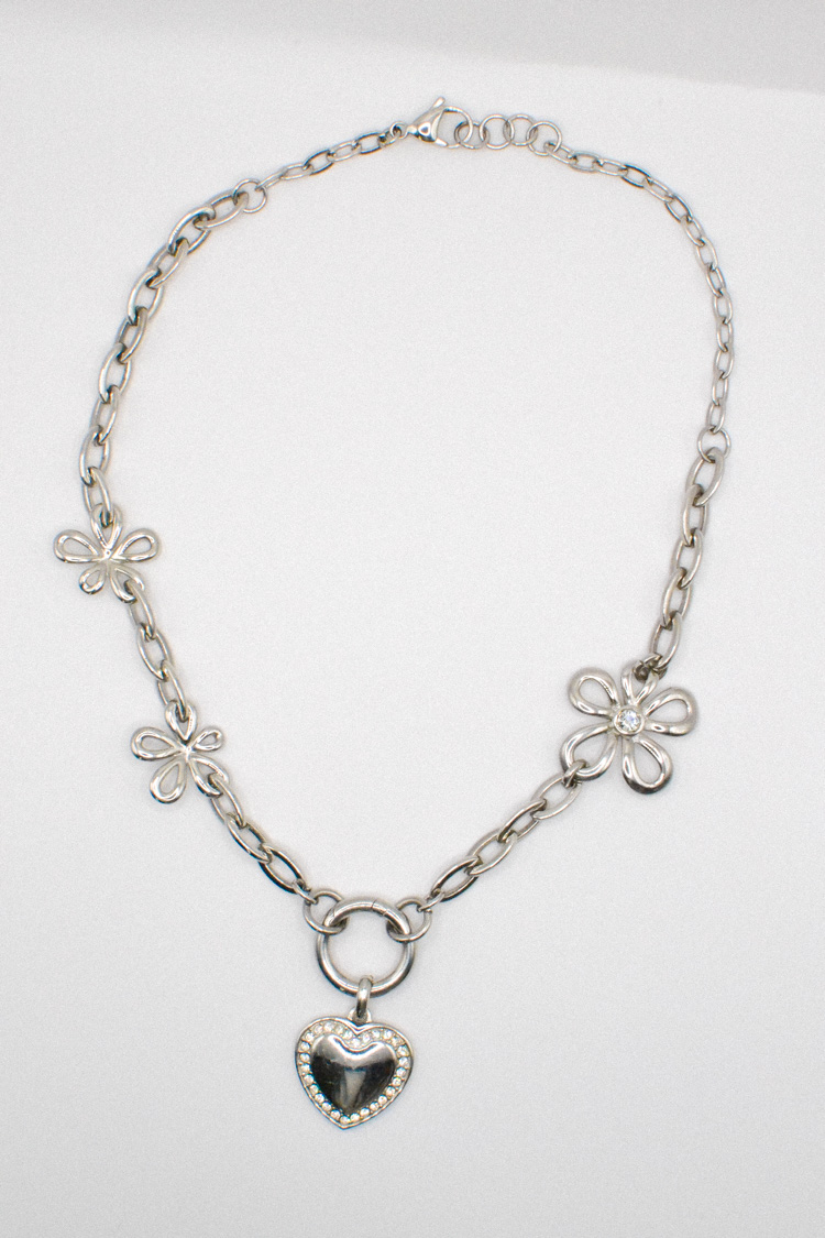 Photo du bijoux :  Collier upcyclé pendentif coeur strass et chaînes avec fleurs - Pièce unique #2