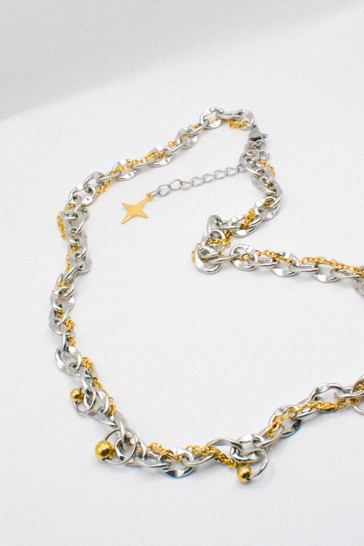 Photo du bijoux :  Collier Chaîne Bicolore avec Détails Dorés #3