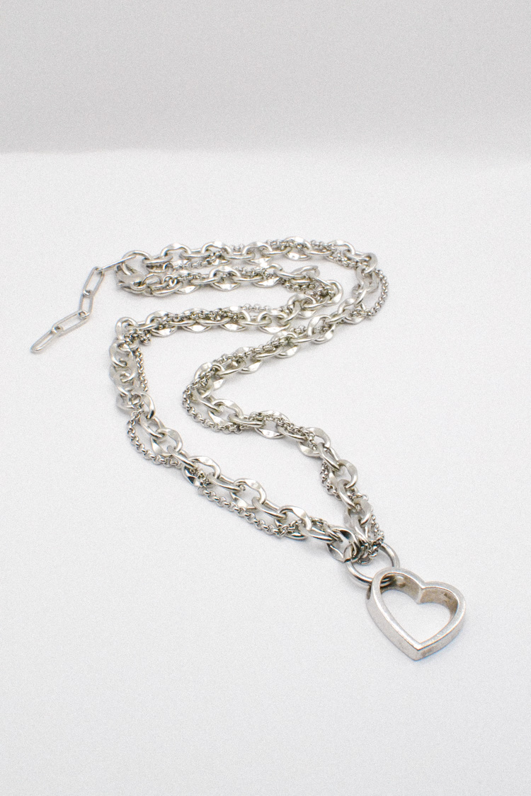 Photo du bijoux :  Collier long genderless double chaîne pendentif coeur en argent - Pièce Unique #1