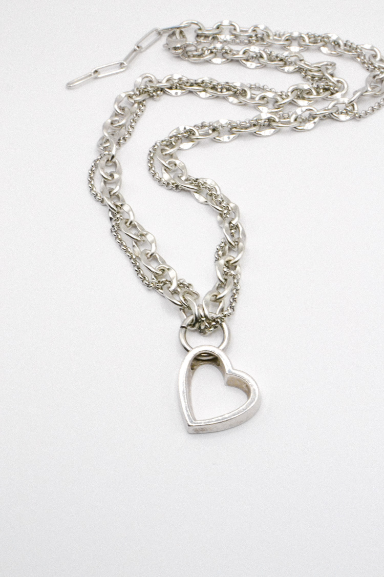 Photo du bijoux :  Collier long genderless double chaîne pendentif coeur en argent - Pièce Unique #2