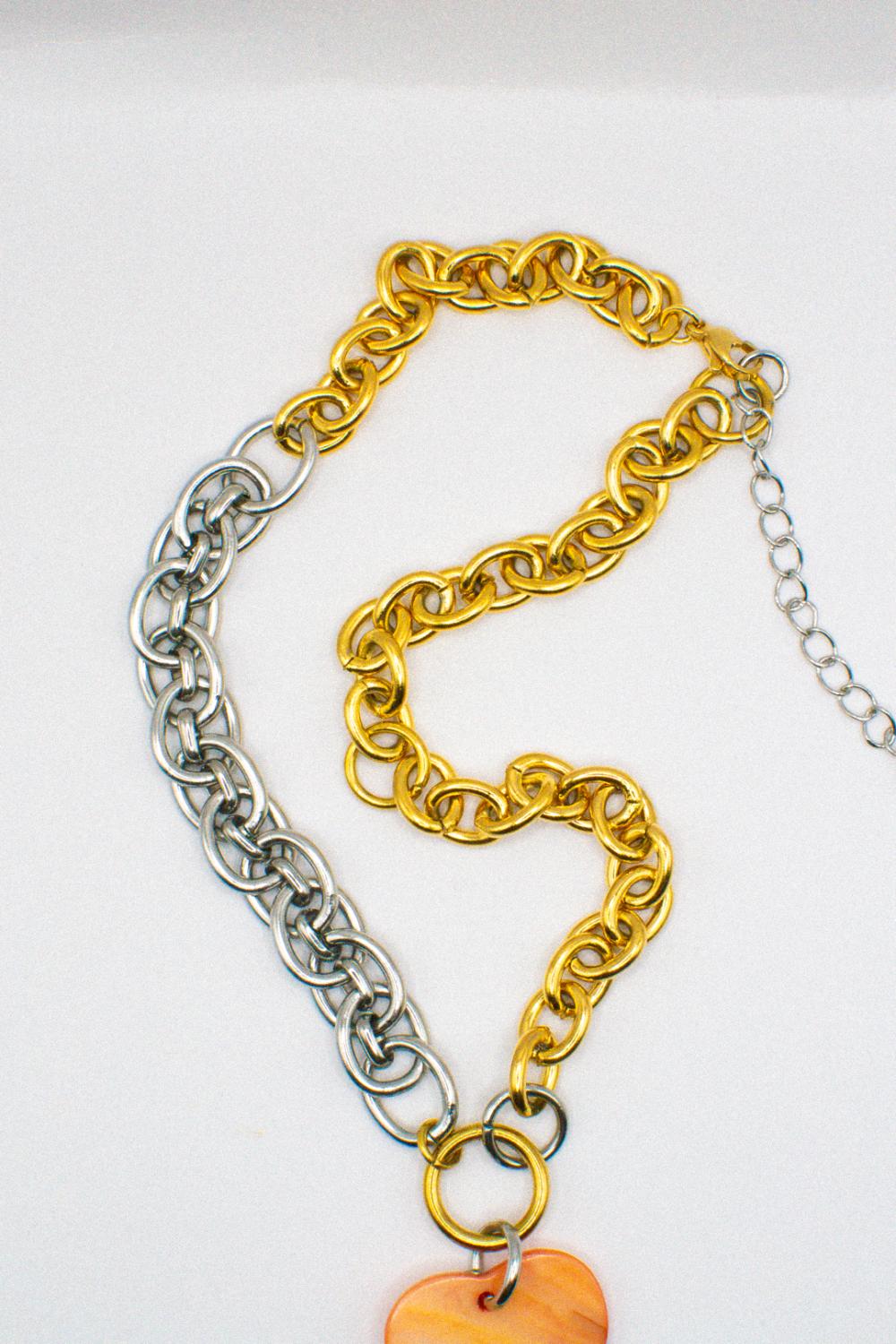 Photo du bijoux :  Collier “Solène” – Cœur Nacré & Chaînes Bicolores #3