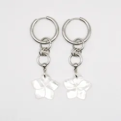 Miniature du produit Boucles d’oreilles “Vahi” – Fleurs en nacre et acier inoxydable #1