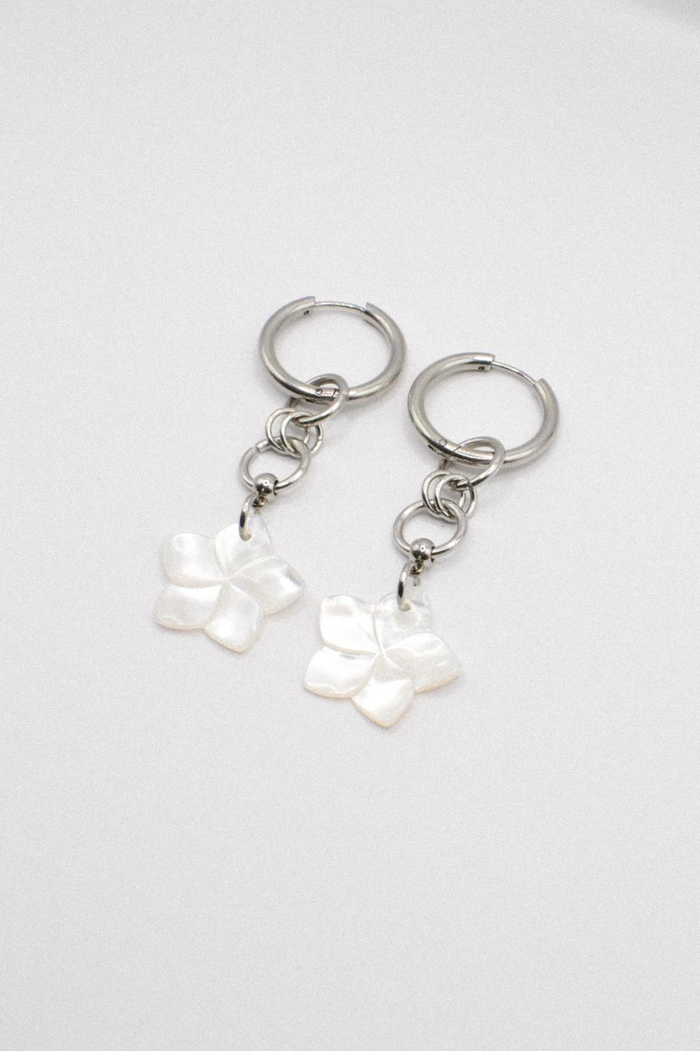 Photo du bijoux :  Boucles d’oreilles “Vahi” – Fleurs en nacre et acier inoxydable #2