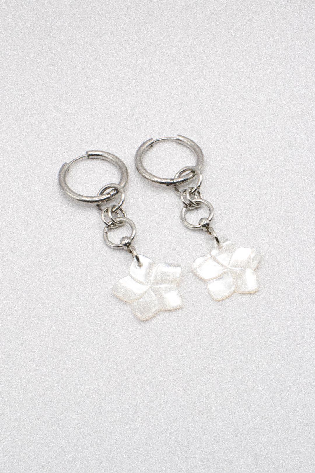 Photo du bijoux :  Boucles d’oreilles “Vahi” – Fleurs en nacre et acier inoxydable #3