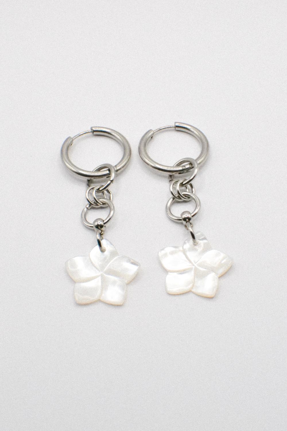 Photo du bijoux :  Boucles d’oreilles “Vahi” – Fleurs en nacre et acier inoxydable #4