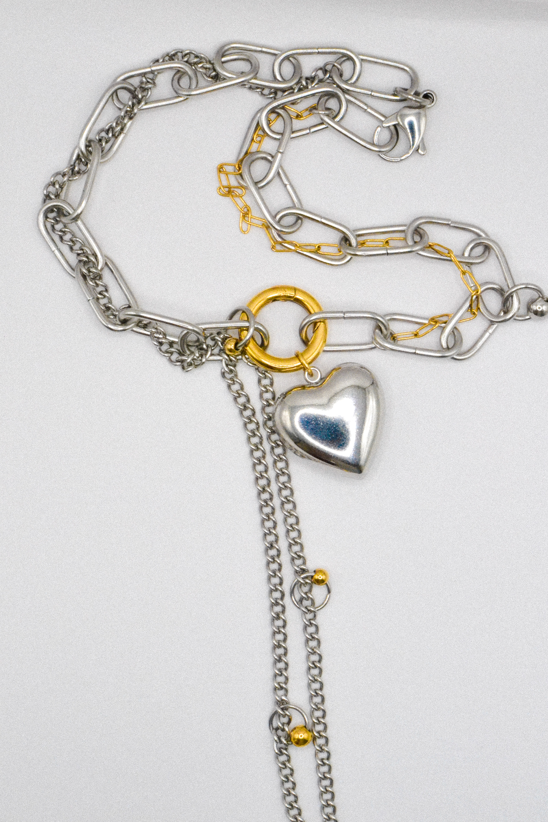 Photo du bijoux :  Collier “Lowkey Love” – Cœur chromé & maillons mixtes #1