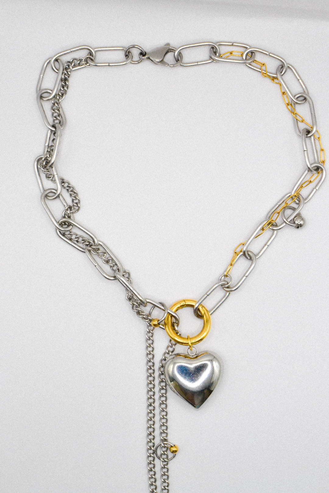 Photo du bijoux :  Collier “Lowkey Love” – Cœur chromé & maillons mixtes #2