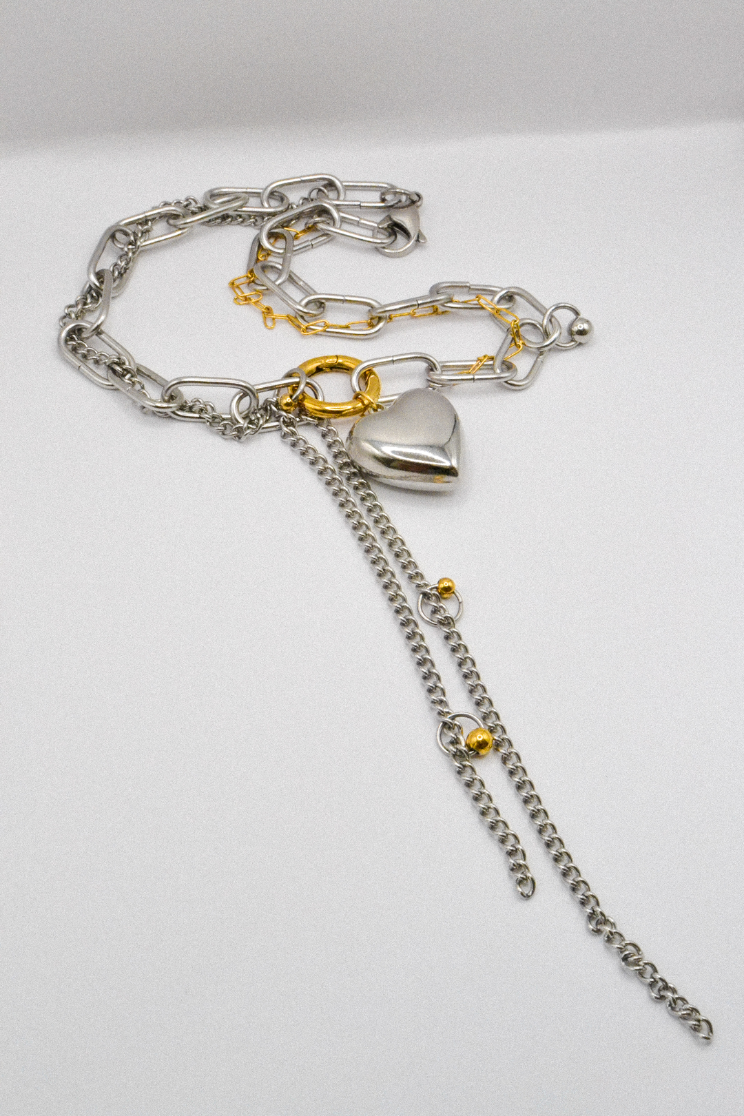 Photo du bijoux :  Collier “Lowkey Love” – Cœur chromé & maillons mixtes #3