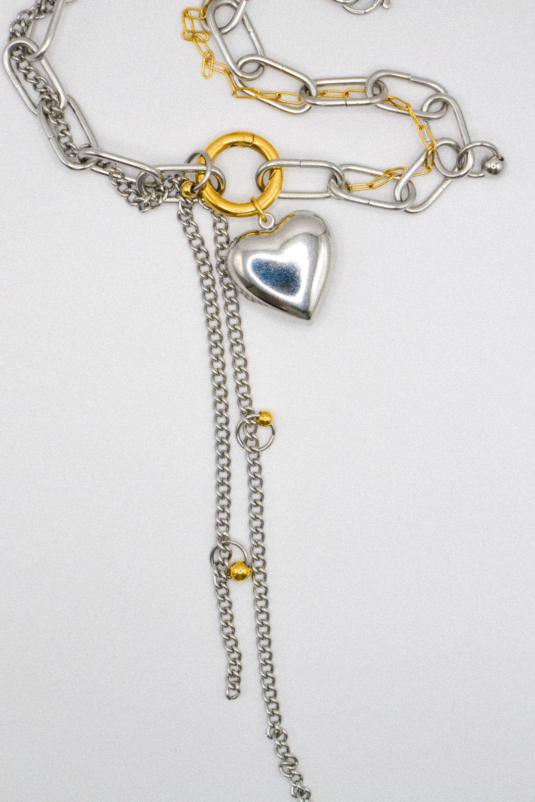 Photo du bijoux :  Collier “Lowkey Love” – Cœur chromé & maillons mixtes #4