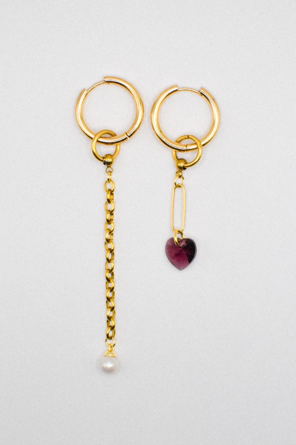 Photo du bijoux :  Boucles d’oreilles asymétriques « Goldrush » - Acier inoxydable doré, cœur en cristal et perle #1