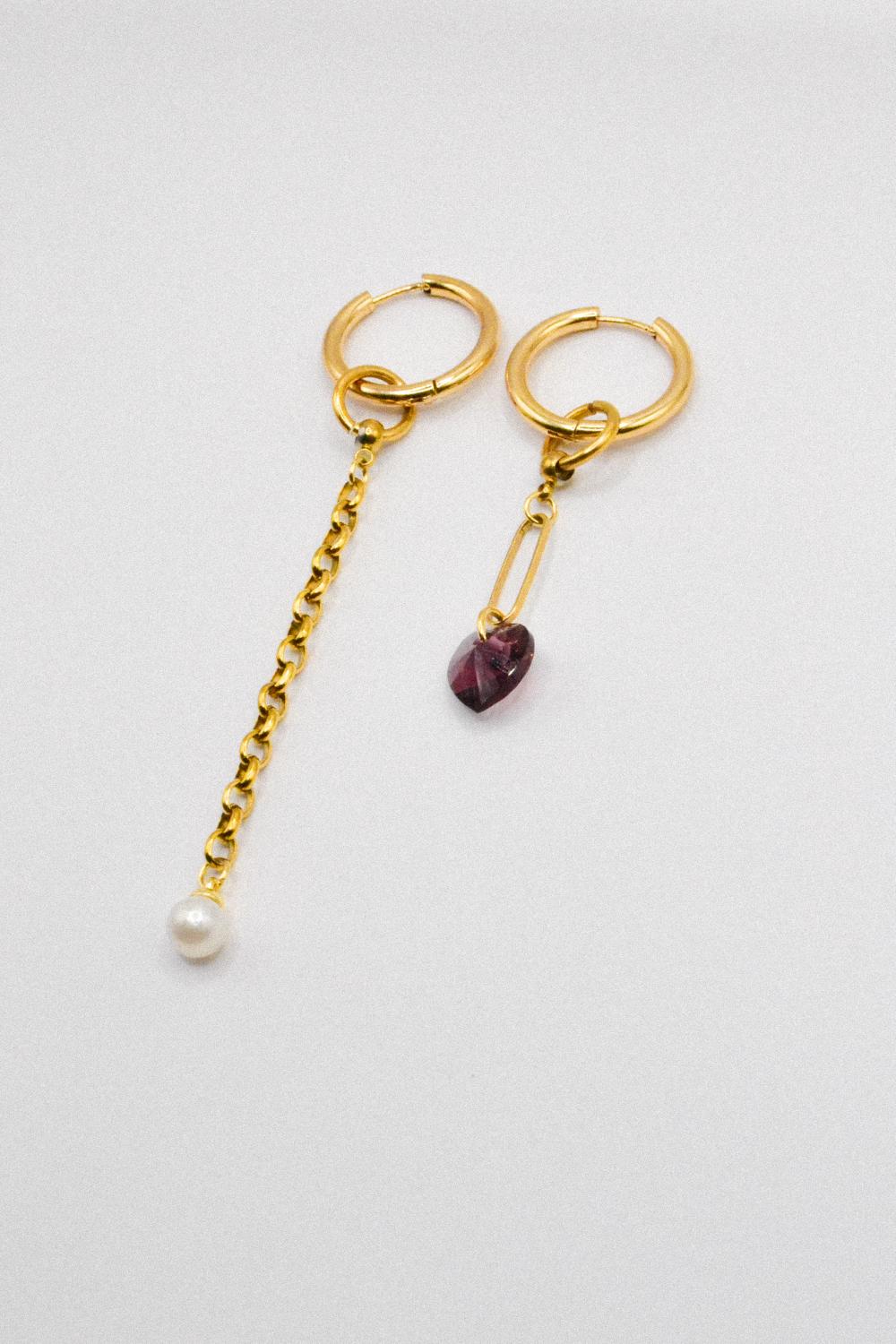 Photo du bijoux :  Boucles d’oreilles asymétriques « Goldrush » - Acier inoxydable doré, cœur en cristal et perle #3
