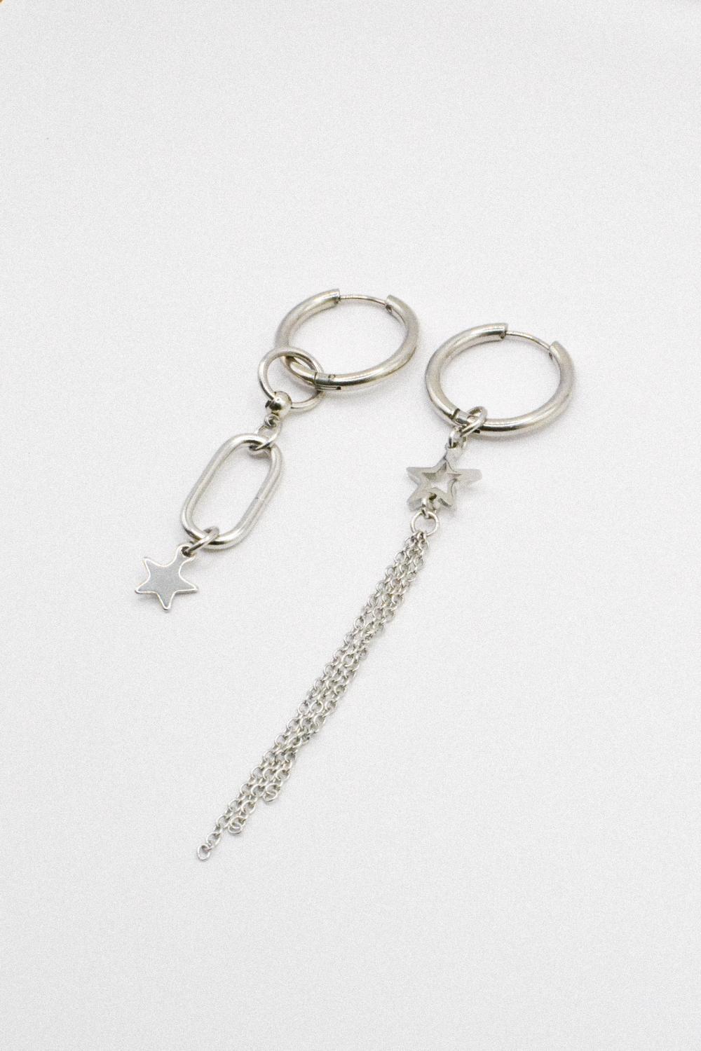 Photo du bijoux :  Boucles d'oreilles "Night Shift" - asymétriques argentées  #2