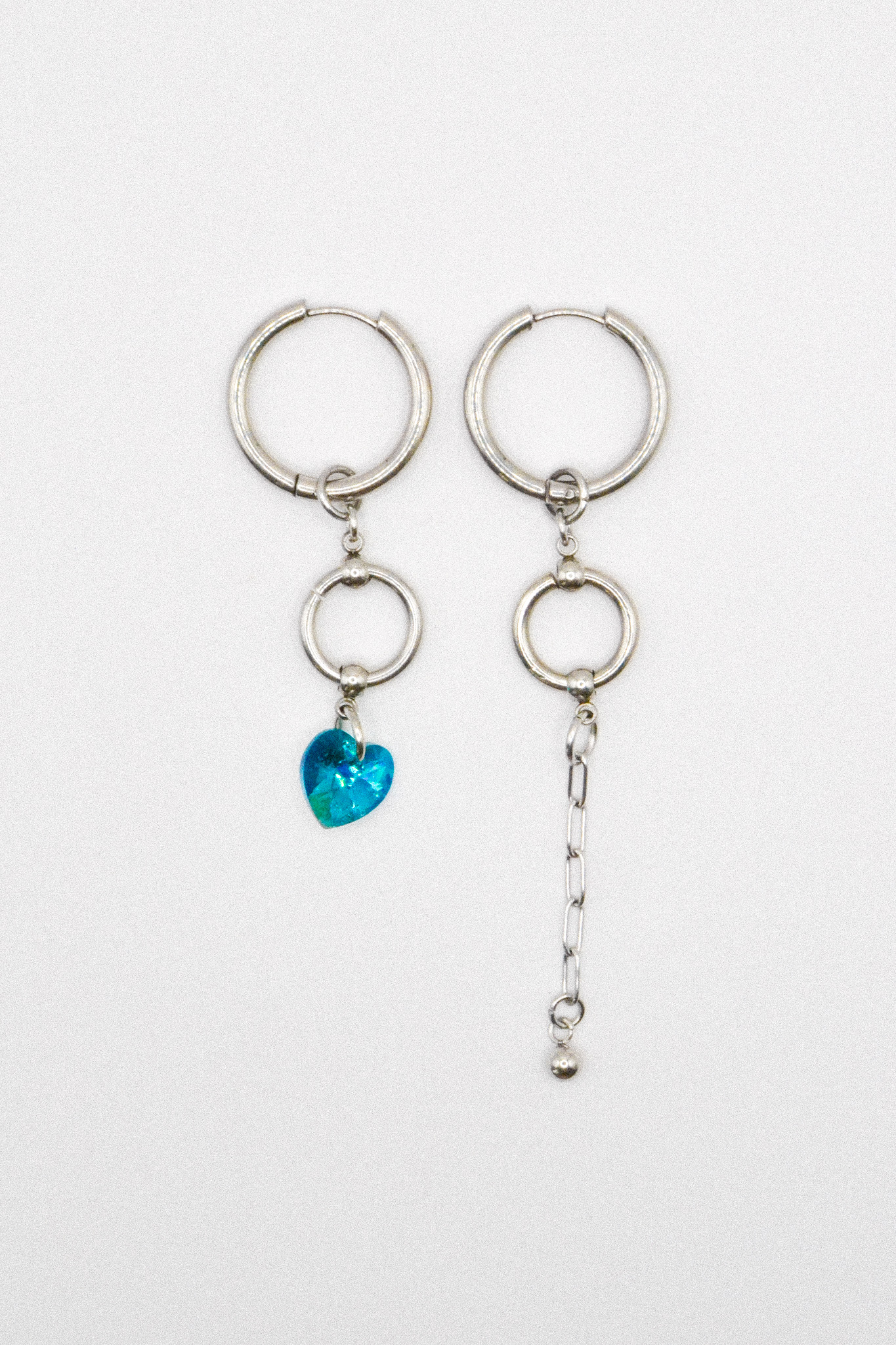Photo du bijoux :  Boucles d'oreilles "Abyss Babe" - asymétriques coeurs crystal bleus #1