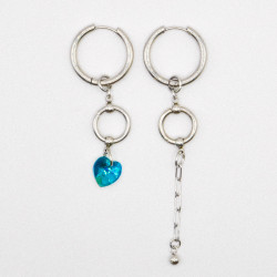 Photo du bijoux :  Boucles d'oreilles "Abyss Babe" - asymétriques coeurs crystal bleus