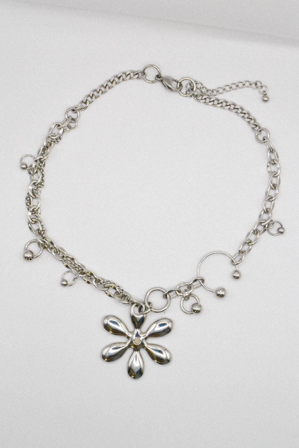 Photo du bijoux :  Collier « Bad Bloom » - pendentif upcyclé #5