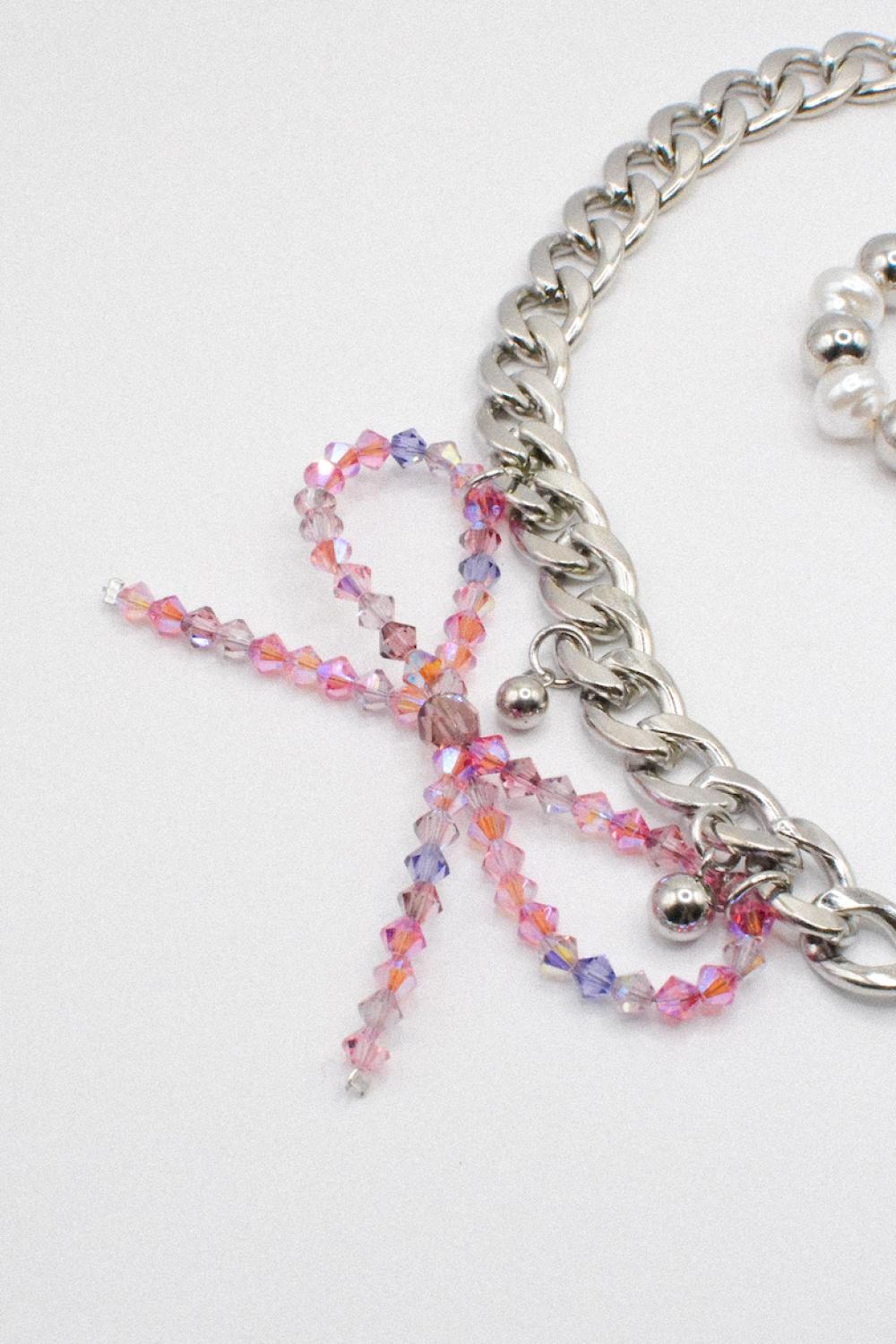 Photo du bijoux :  Collier “Kitty Chain” – Chaîne argentée, perles et cœur rose - Pièce unique perles upcyclées #2